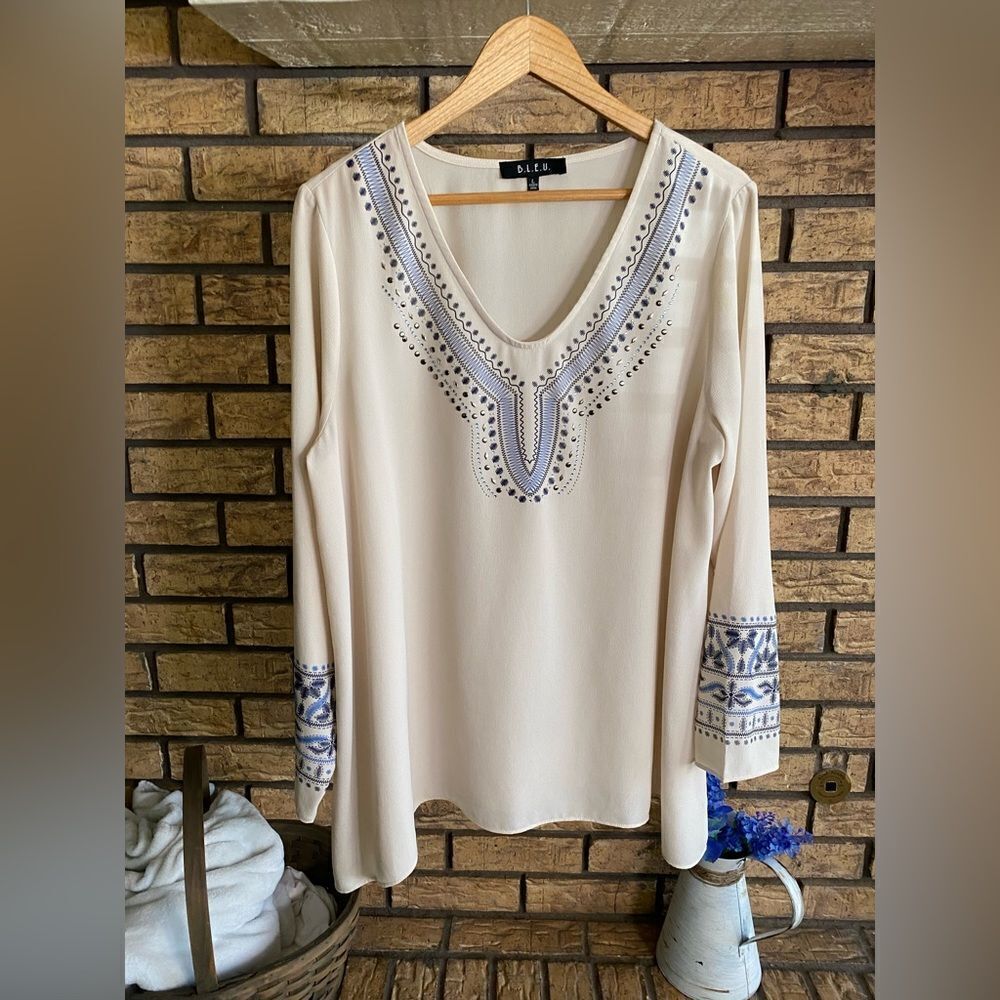 B.l.e.u. Flowy top